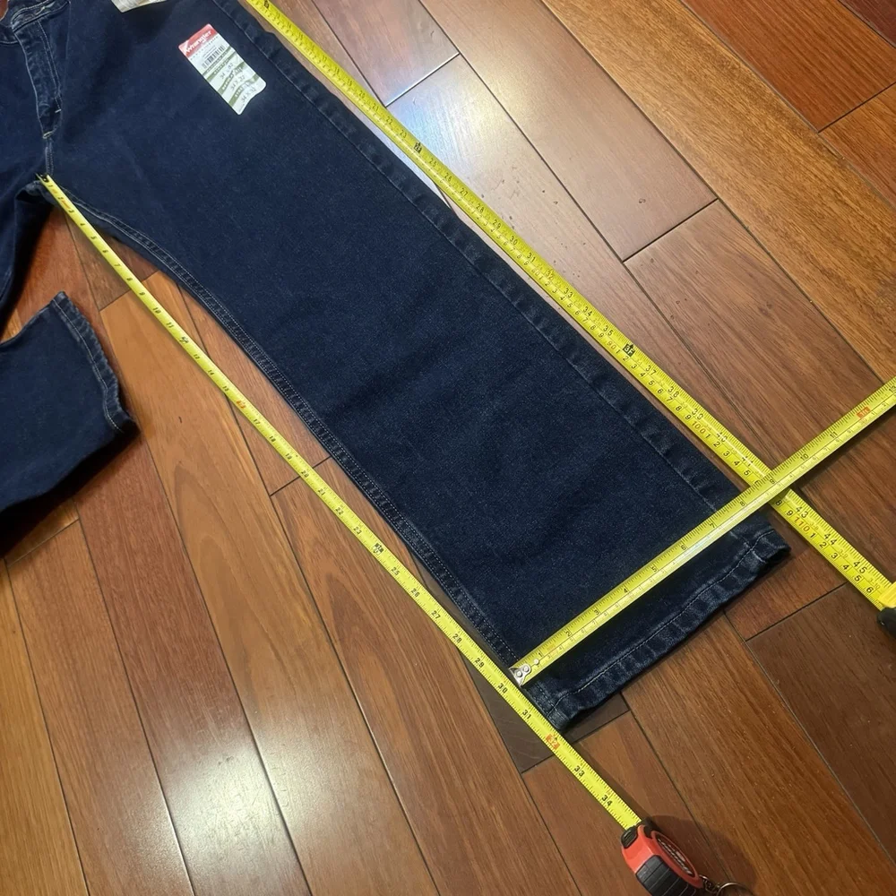 NWT Wrangler Regular Fit Size:34x32 Regular Fit Jeans Straight Dark Wash Men
